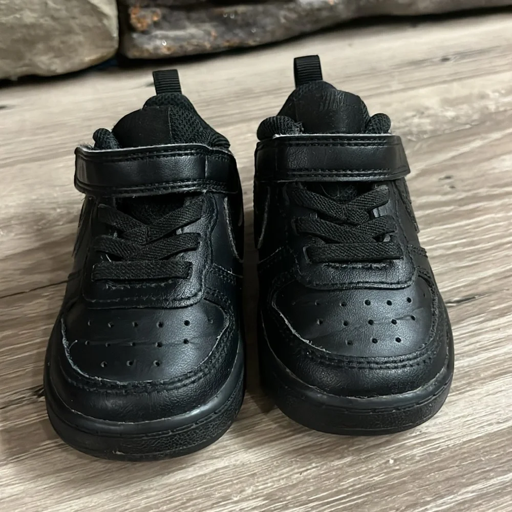 Nike sneakers/5C